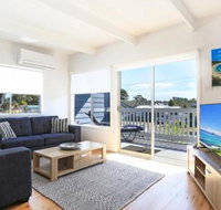 Lazy Days Beach House Jervis Bay  Pet Friendly 4 Mins Walk to Beach - Surfers Paradise Gold Coast