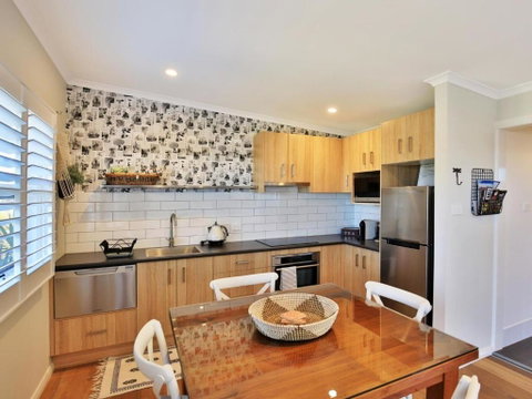 Jervis Bay Beach Shack Pet Friendly - Surfers Paradise Gold Coast 1