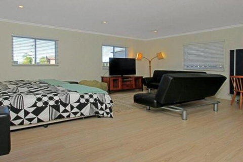 Culburra Getaway Close To Beach & Lake - Surfers Paradise Gold Coast 2