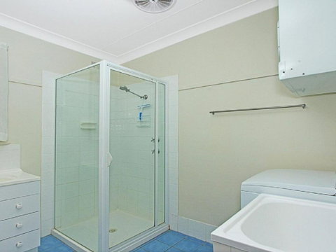 Summer Breeze Clean & Simple 200m To Beach - Surfers Paradise Gold Coast 4