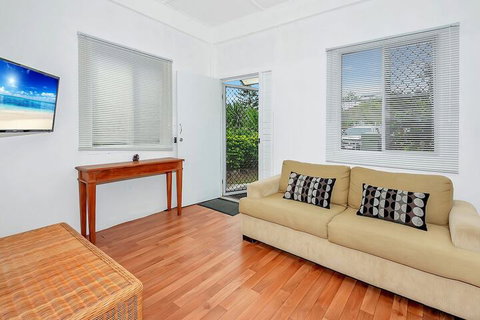 Easy Going Holiday Unit On McKenzie MK6 - Surfers Paradise Gold Coast 1