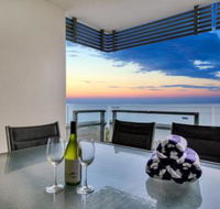 Oceana Darwin Central Oceanfront 3 bedroom 2 Lounge Room Pool Gym Tennis Court Sleeps 9 - Surfers Paradise Gold Coast