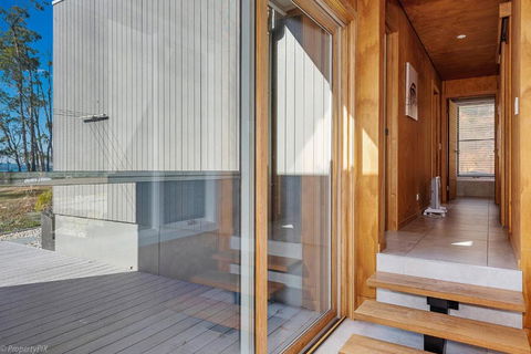 Fairwinds Tasmania - Surfers Paradise Gold Coast 5