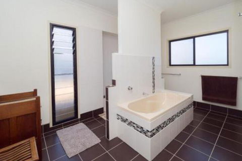 Blue Water Retreat Upstairs - Surfers Paradise Gold Coast 5