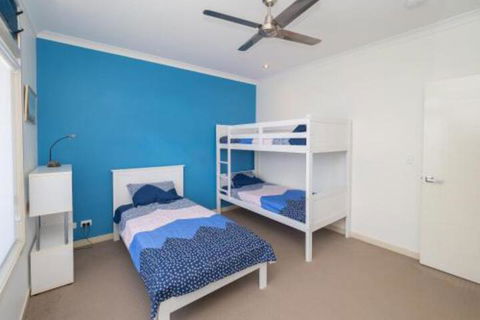 Blue Water Retreat Upstairs - Surfers Paradise Gold Coast 7