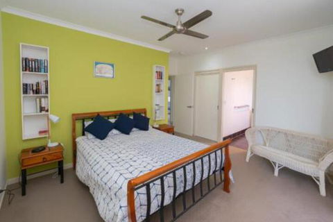 Blue Water Retreat Upstairs & Downstairs - Surfers Paradise Gold Coast 5