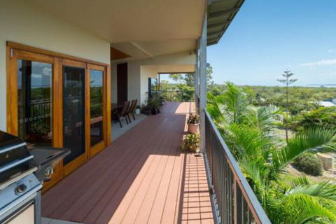Blue Water Retreat Upstairs & Downstairs - Surfers Paradise Gold Coast 3