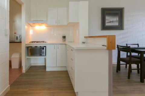 Blue Water Retreat Upstairs & Downstairs - Surfers Paradise Gold Coast 2