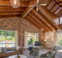 Luxurious Home on 5 Acres Close to CBD Sleeps 18