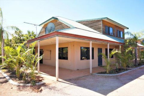 Ningaloo Breeze Villa 10 3 Bedroom Fully Self Contained Disabled Friendly Accommodation - Surfers Paradise Gold Coast 0