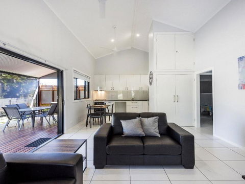 Tais Hideaway - Surfers Paradise Gold Coast 1