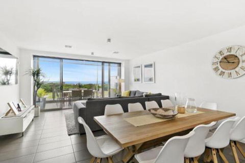WATERFRONT TWO Position Perfect NEW LISTING 2019 - Surfers Paradise Gold Coast 5