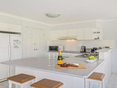 Azure Waters Perfectly Positioned With Ocean Views - Surfers Paradise Gold Coast 2