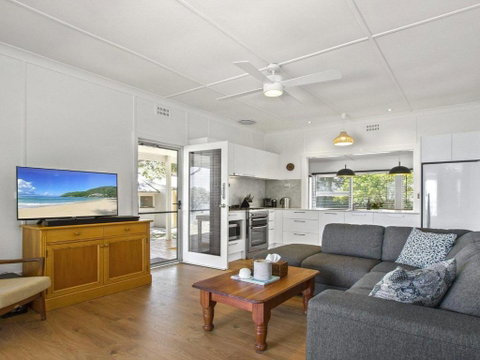 Bellevue Overlooking Serene Lake Woolumboola - Surfers Paradise Gold Coast 1