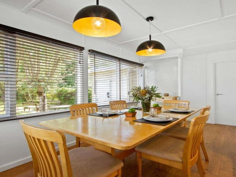Bellevue Overlooking Serene Lake Woolumboola - Surfers Paradise Gold Coast 6