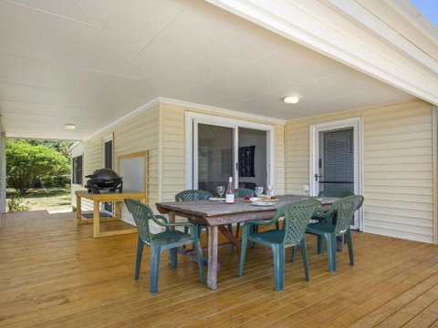 Bellevue Overlooking Serene Lake Woolumboola - Surfers Paradise Gold Coast 4