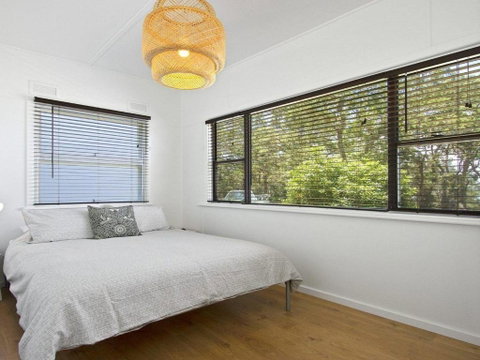 Bellevue Overlooking Serene Lake Woolumboola - Surfers Paradise Gold Coast 5