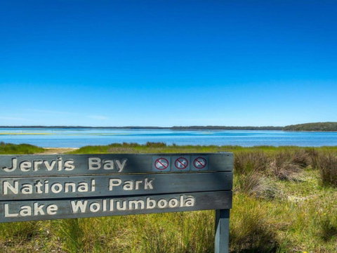 Bellevue Overlooking Serene Lake Woolumboola - Surfers Paradise Gold Coast 3