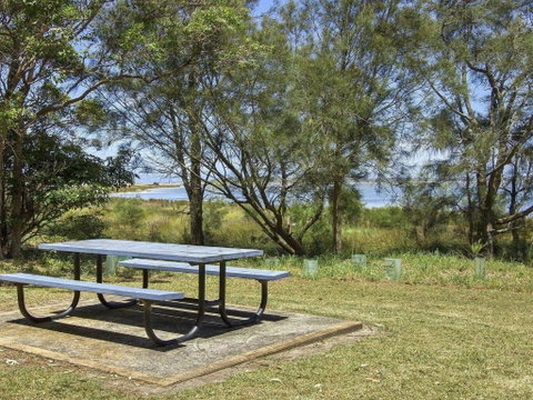 Bellevue Overlooking Serene Lake Woolumboola - Surfers Paradise Gold Coast 2