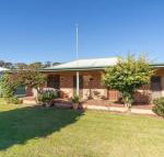 Cudgee quaint cottage with separate cabin - Surfers Paradise Gold Coast