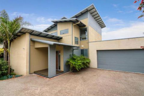 PIER 55 DROMANA... - Surfers Paradise Gold Coast 4