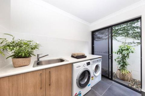 WINDFALL In PALM COVE - Surfers Paradise Gold Coast 2