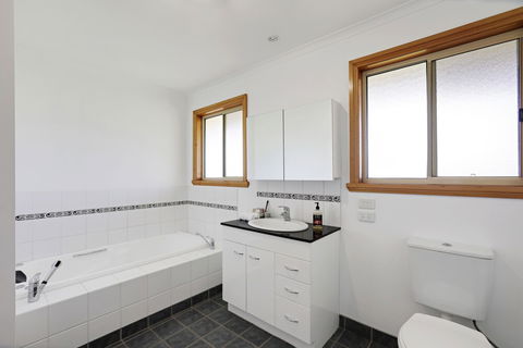 Yarragon 4 Bedroom House In Gippsland - Surfers Paradise Gold Coast 5