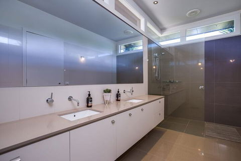Kalina Retreat Tennis & Pool - Surfers Paradise Gold Coast 3