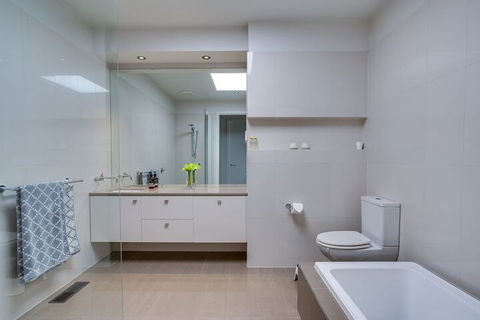 Kalina Retreat Tennis & Pool - Surfers Paradise Gold Coast 7