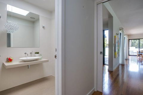Kalina Retreat Tennis & Pool - Surfers Paradise Gold Coast 2