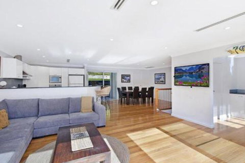 Luxurious Lake Front Long Jetty - Surfers Paradise Gold Coast 3