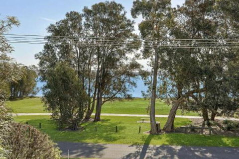Luxurious Lake Front Long Jetty - Surfers Paradise Gold Coast 4