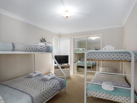 Akarana Beach House :: Jervis Bay Rentals - Surfers Paradise Gold Coast 2