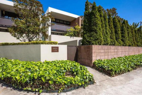 Piana Apartment Two :: Jervis Bay Rentals - Surfers Paradise Gold Coast 0