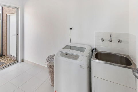 Captains Hideaway Jetty Berth & Pet Friendly - Surfers Paradise Gold Coast 5