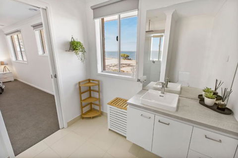 Captains Hideaway Jetty Berth & Pet Friendly - Surfers Paradise Gold Coast 2