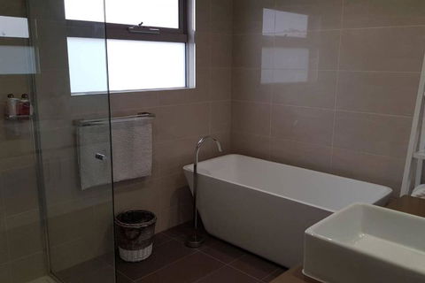 CHELSEA Family Home Close To Beach & Shops - Surfers Paradise Gold Coast 1