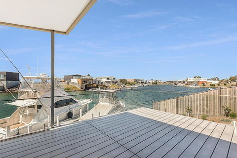 Anchored Access To The Gippsland Lakes - Surfers Paradise Gold Coast 6