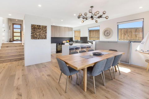 Anchored Access To The Gippsland Lakes - Surfers Paradise Gold Coast 2