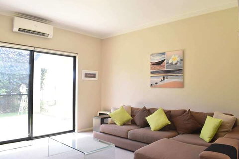 Comfortable 2 Bedroom With Serene Garden - Surfers Paradise Gold Coast 6