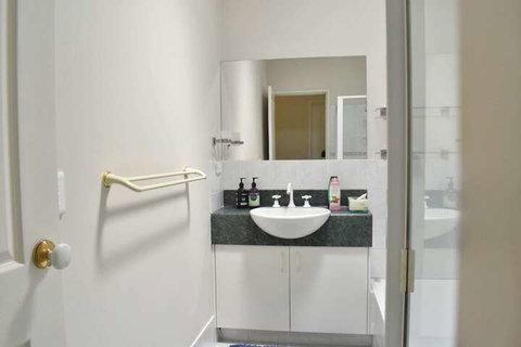 Comfortable 2 Bedroom With Serene Garden - Surfers Paradise Gold Coast 1