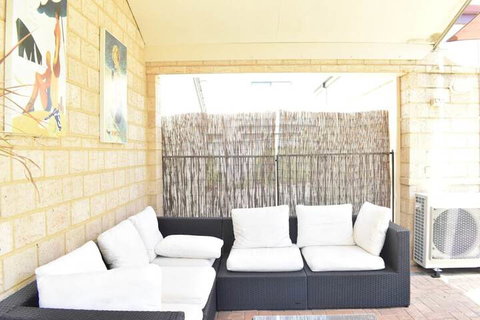 Comfortable 2 Bedroom With Serene Garden - Surfers Paradise Gold Coast 3