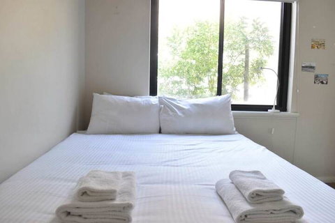 Comfortable 2 Bedroom With Serene Garden - Surfers Paradise Gold Coast 5