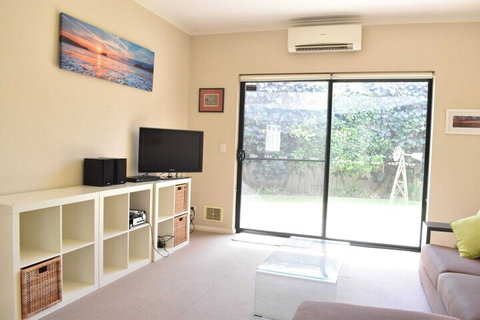 Comfortable 2 Bedroom With Serene Garden - Surfers Paradise Gold Coast 7