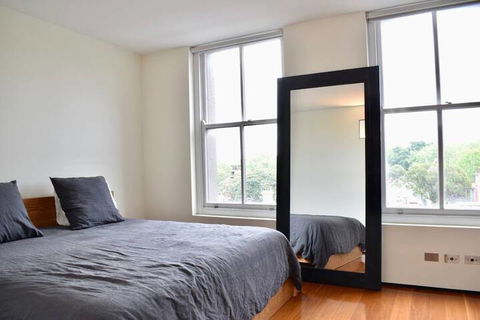 New York Loft Style Flat In Surry Hills - Surfers Paradise Gold Coast 2