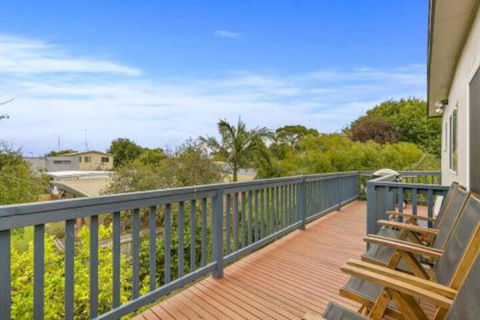 THE BEACH HIVE PET FRIENDLY (OUTSIDE ONLY) INLET SIDE - Surfers Paradise Gold Coast 0