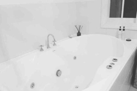 Eumundi Stay ( & Double Person Spa Bath) - Surfers Paradise Gold Coast 4