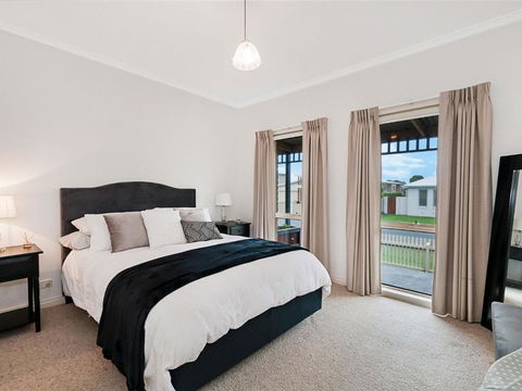 GUILDFORD COTTAGE - Surfers Paradise Gold Coast 5