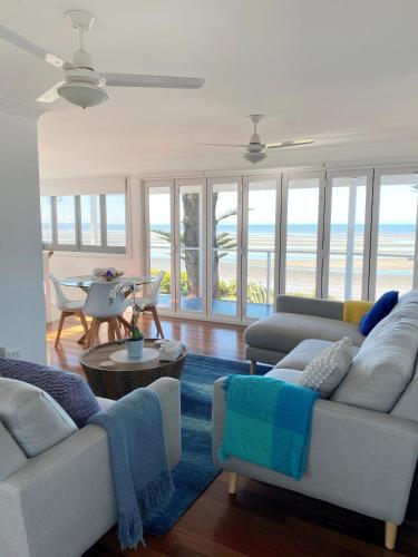 Happy Tides Beachfront Holiday Home - Surfers Paradise Gold Coast 4