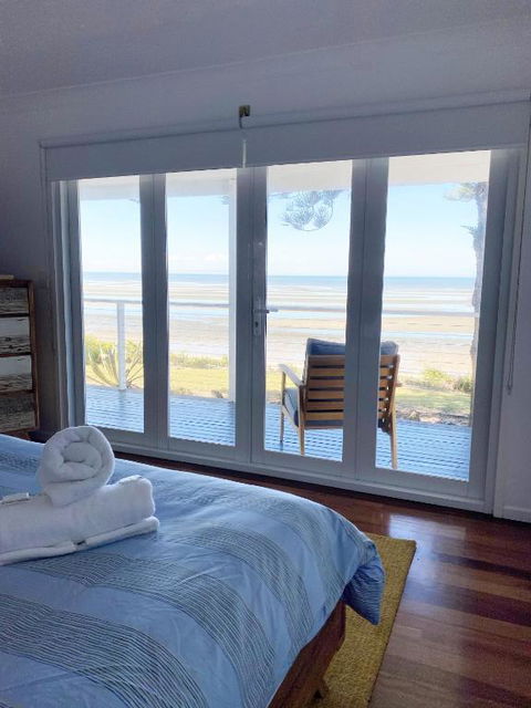 Happy Tides Beachfront Holiday Home - Surfers Paradise Gold Coast 3